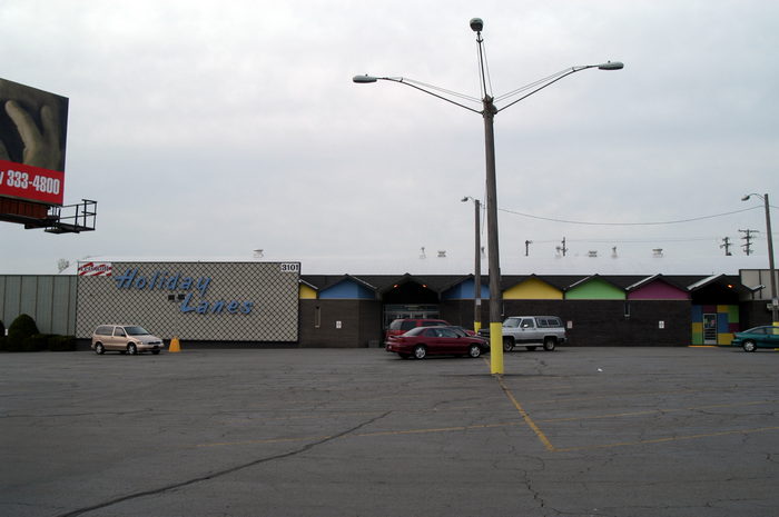 Spare Time Entertainment Center (Holiday Lanes) - 2002 Photo (newer photo)